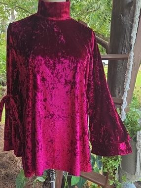 Gyft Burgundy Crushed Velvet Bell Sleeve Top Size Medium